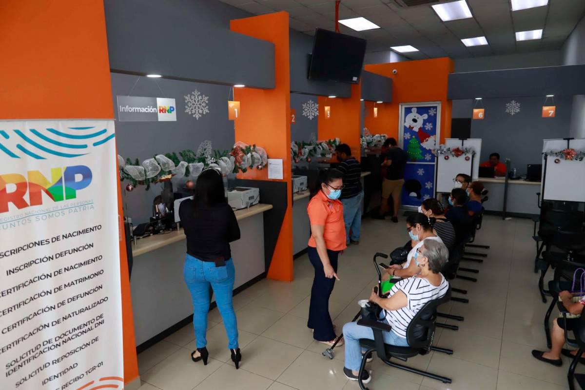 Ciudadanos hacen trámites en una oficina del RNP.