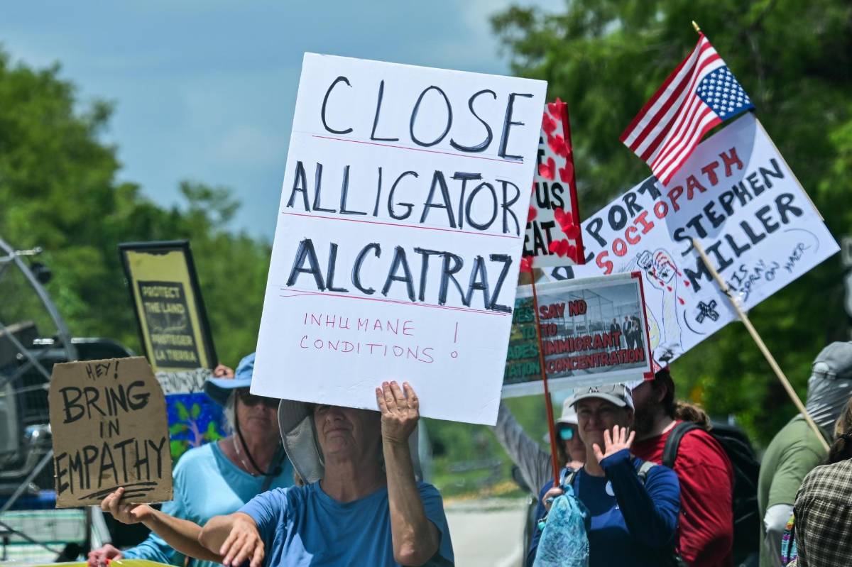 Es una jaula de perros: Familiares de migrantes exigen cierre de ‘Alligator Alcatraz’