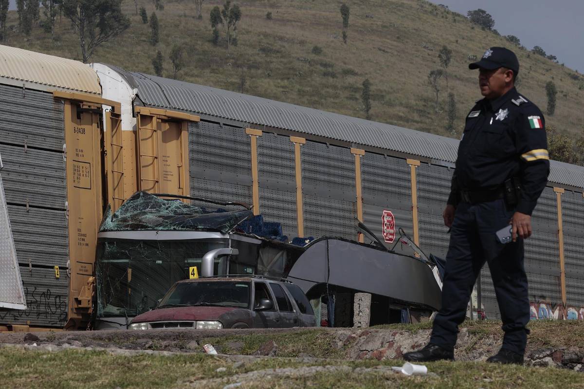 Fotos inéditas del accidente entre tren y bus que dejó al menos ocho muertos en México