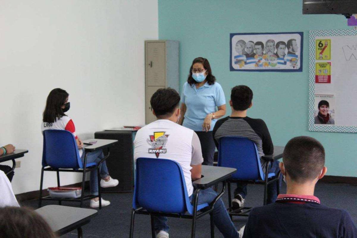 Diez escuelas bilingües a clases semipresenciales