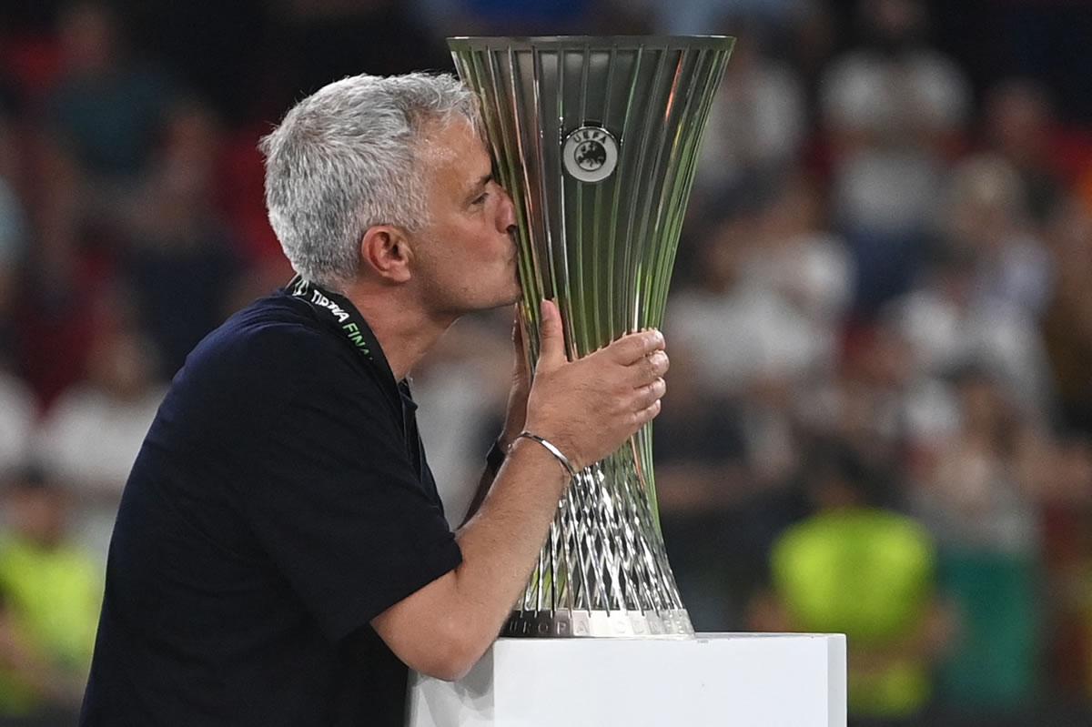 Mourinho besando su primer trofeo de la Conference League.