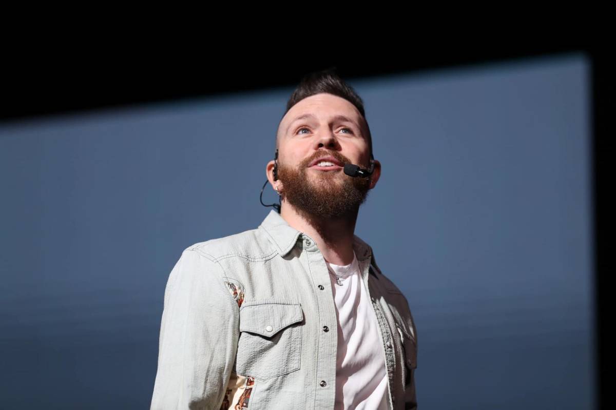 Daniel Habif degusta una baleada y reacciona con humor a los comentarios de los internautas