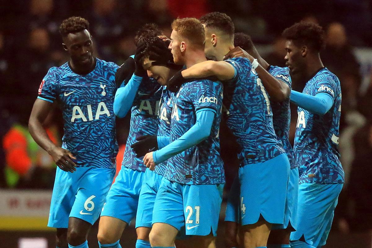 Los jugadores del Tottenham felicitando al surcoreano por sus goles.