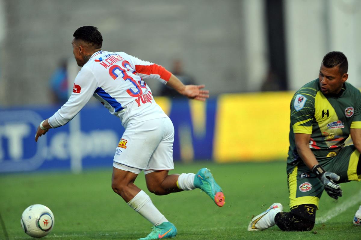 Michaell Chirinos le robó el balón a Gerson Argueta y marcó el 1-0 con el arco vacío.