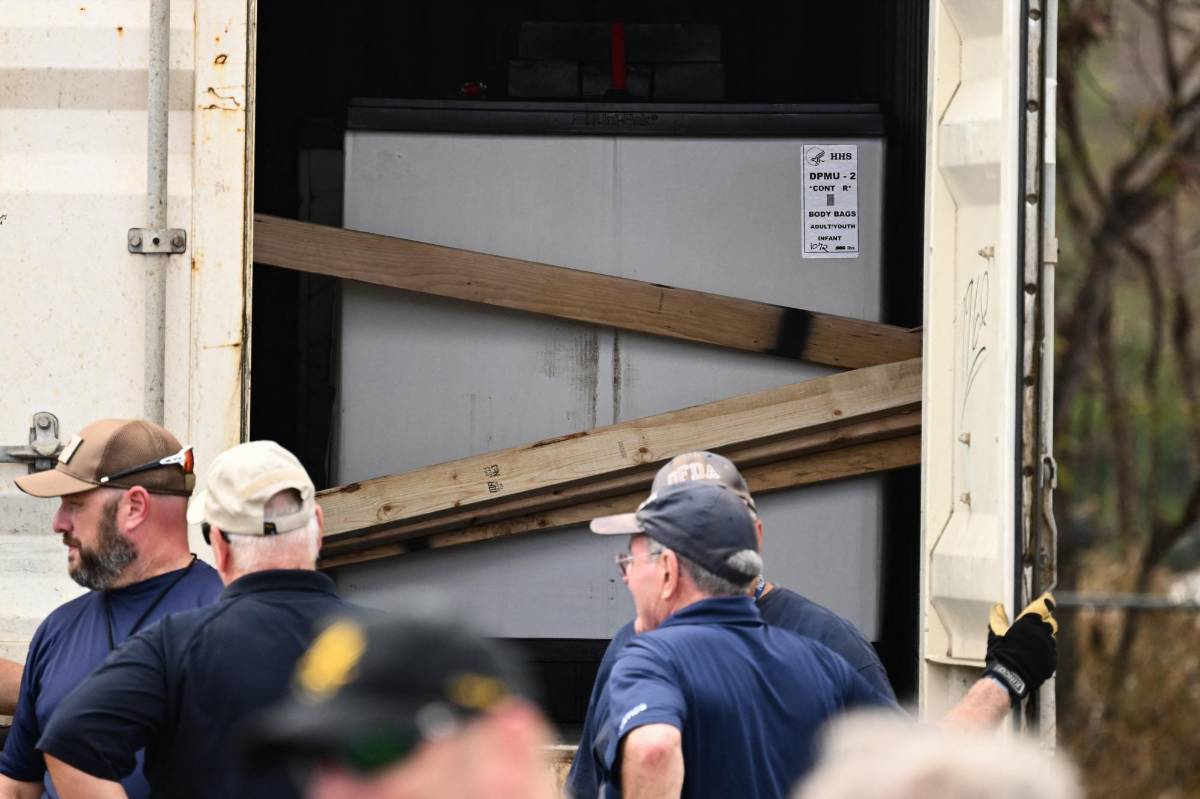 Los restos de las víctimas los incendios son almacenados en contenedores a la espera de ser identificados.