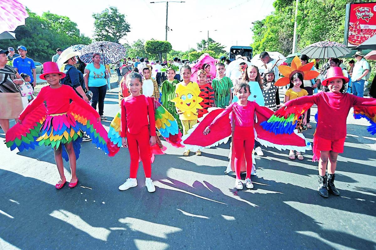 Los mensajes recordaron el valor de la naturaleza, la transparencia y familia. Las bandas de guerra fueron la atracción de los desfiles.
