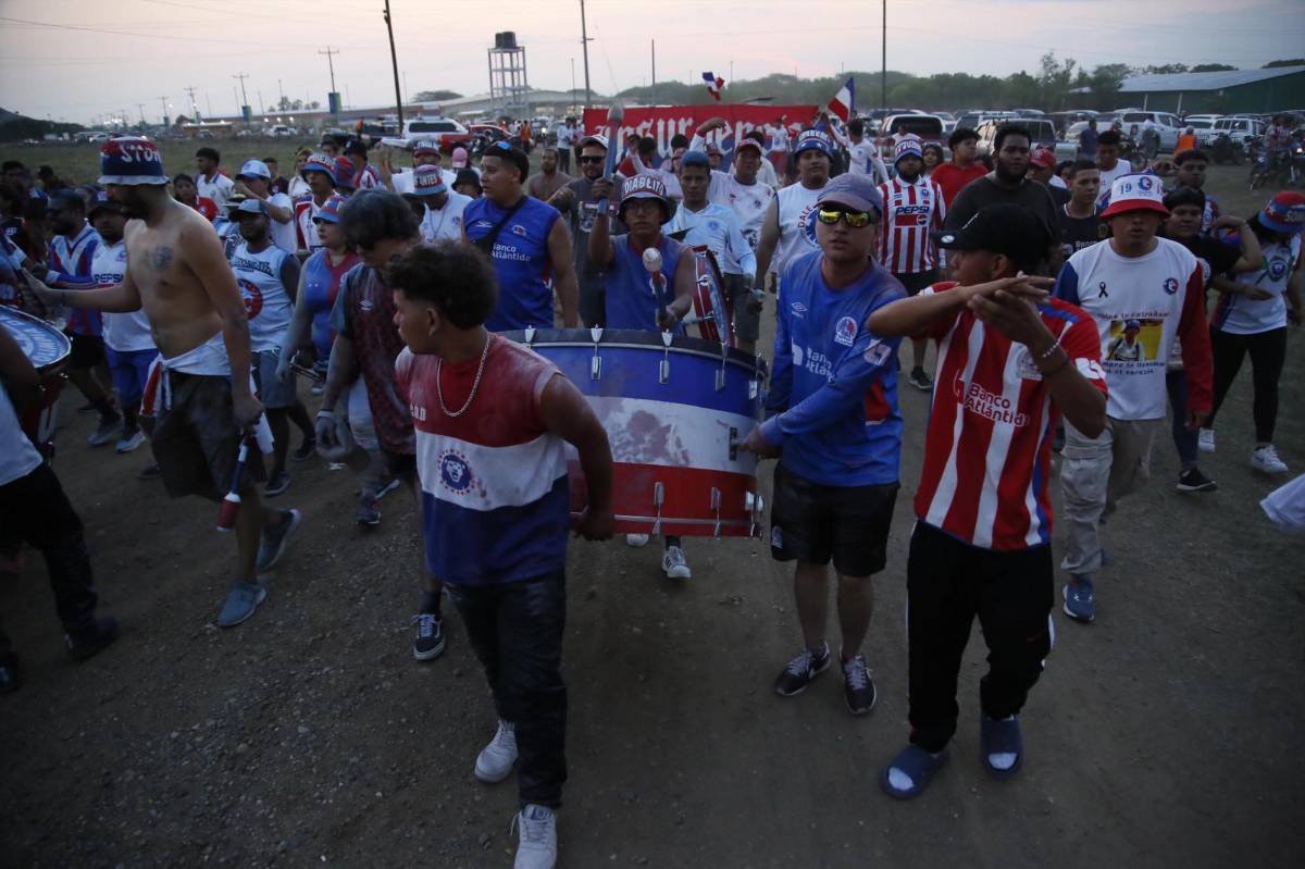 Aficionados del Olimpia han llegado en gran cantidad.