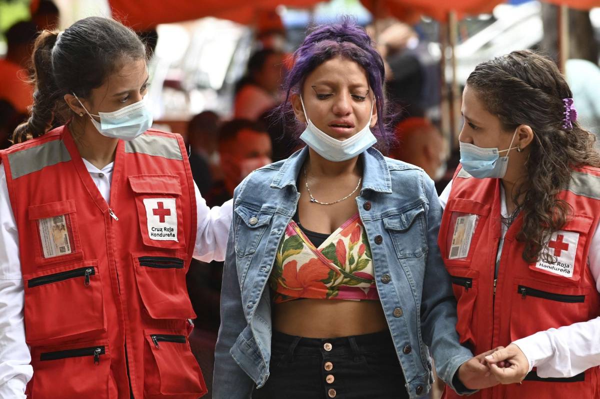 Agónica es la espera de familiares de las reclusas hospitalizadas