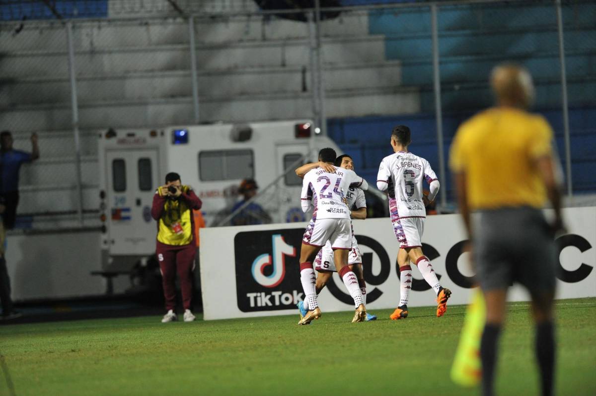 Michaell Chirinos siendo felicitado por sus compañeros del Saprissa tras el gol ante Motagua.