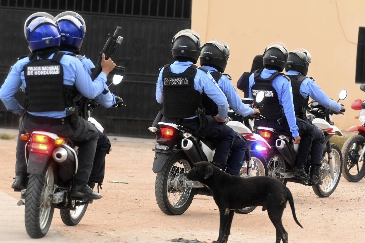 Oficiales de policía se desplazan hacia la colonia amenazada por los pandilleros.