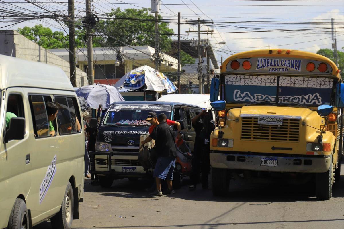 $!Buses colapsan una de las calles del centro de San Pedro Sula.