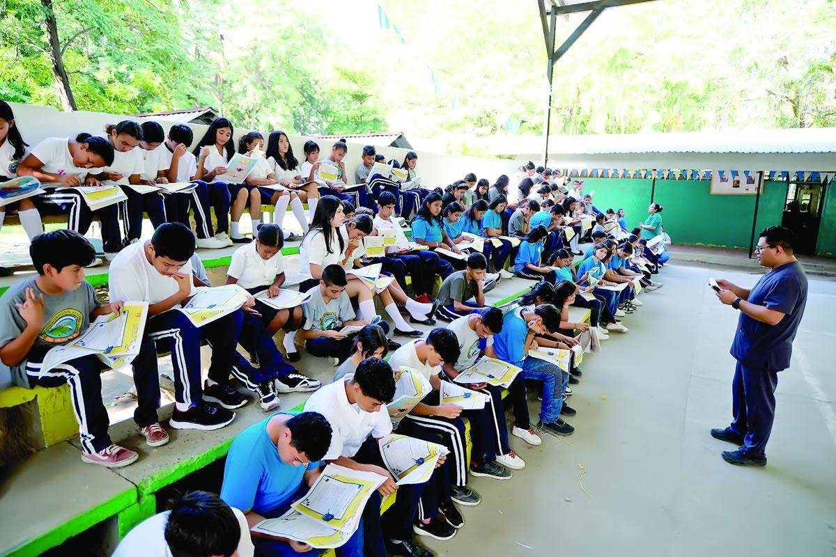 $!Estudiantes leen y llenan el test que aparece al final del fascículo.