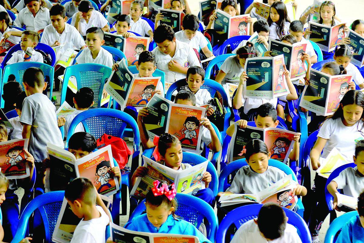 $!Estudiantes del centro de educación básica José Trinidad Cabañas de Villanueva, Cortés, leen la historieta de “Walter, el incontrolable”.