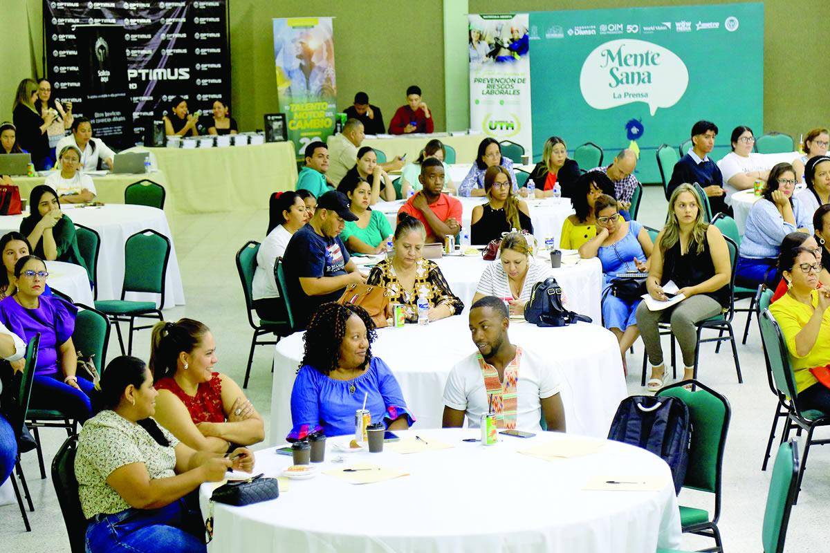 $!Docentes participan en taller.