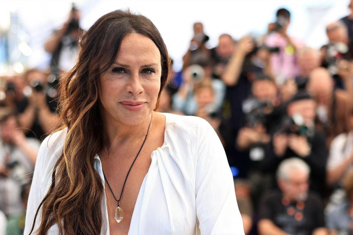 Karla Sofía Gascón dedica su premio en Cannes “a las personas trans” que sufren