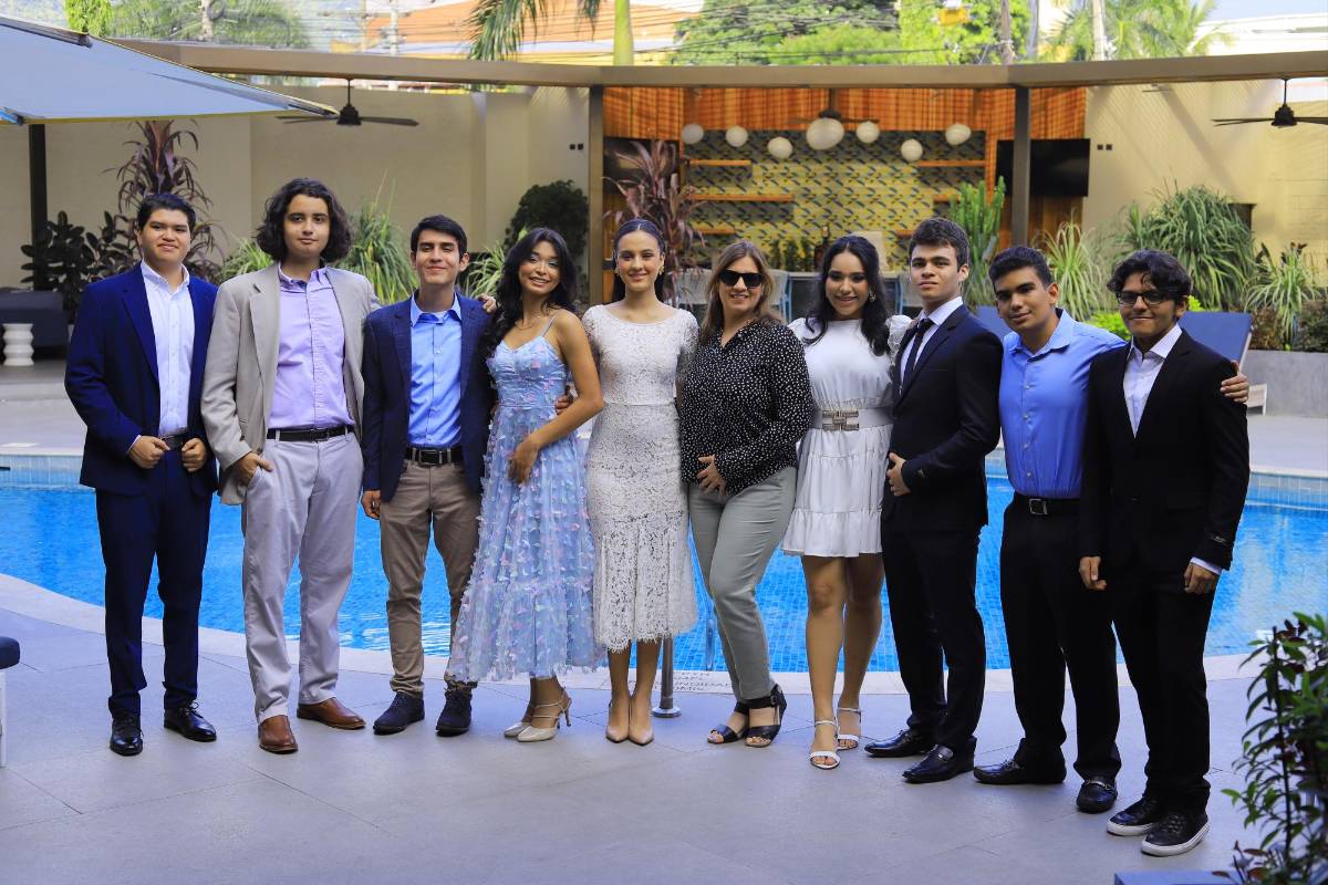 Seniors de la EuropaSchule celebran previo a su graduación