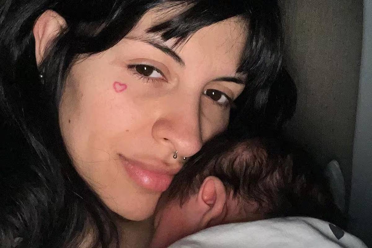 Cazzu comparte su primera fotografía junto a su hija Inti en 2025