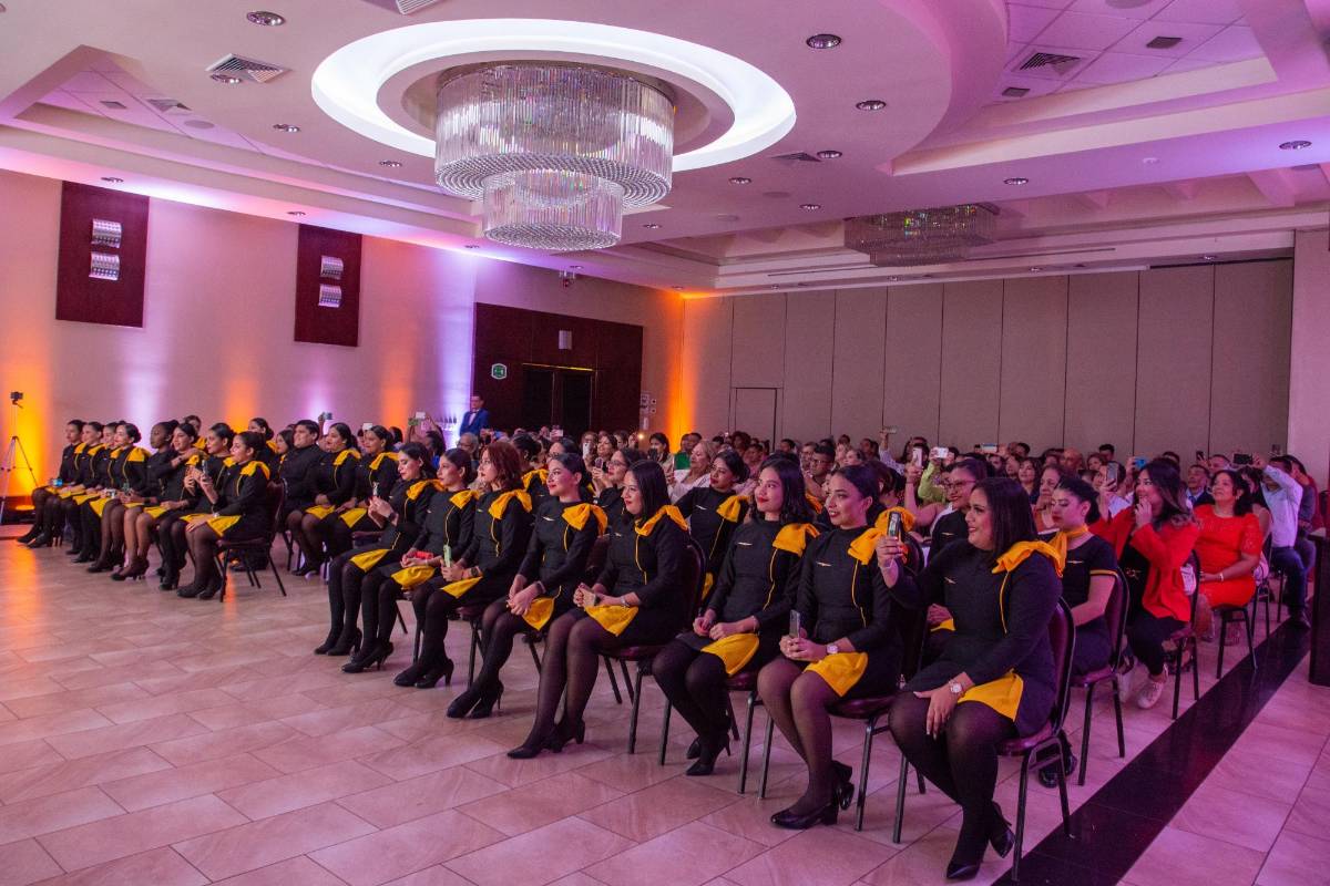 Horizontes Escuela de Aviación celebra graduación de aeromozas