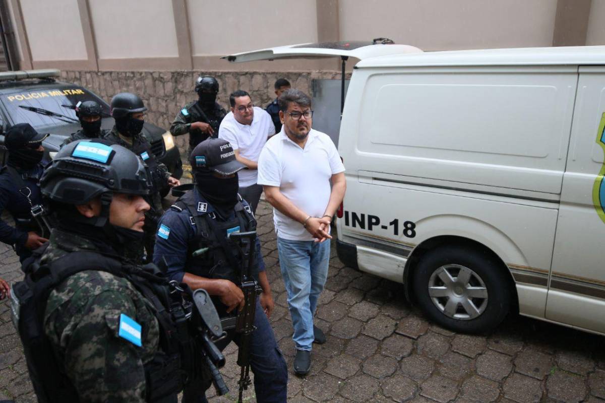 Con gritos eufóricos llega el diputado Nelson Márquez a su audiencia inicial