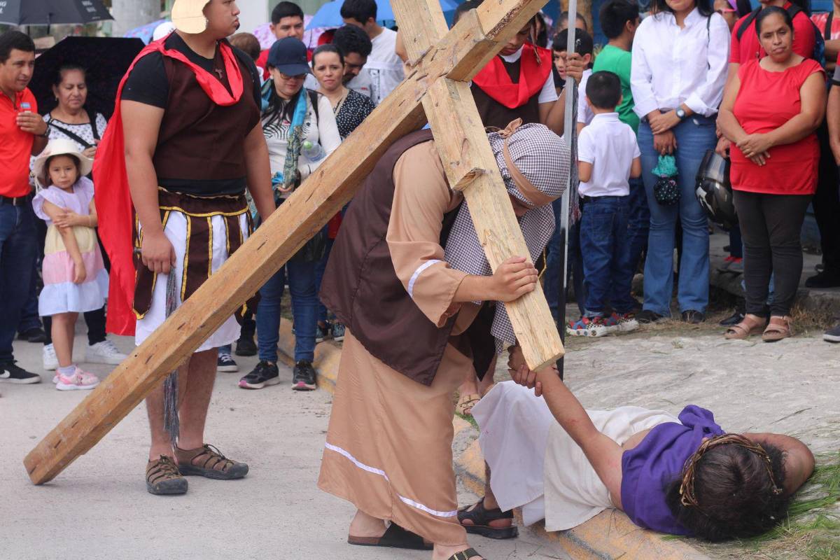 Jóvenes de Santa Rosa de Copán representan la Pasión de Cristo con fe y entrega
