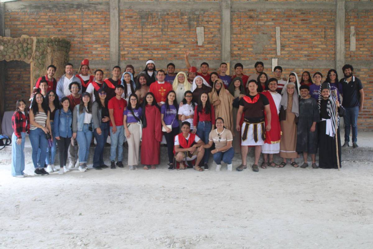 Jóvenes de Santa Rosa de Copán representan la Pasión de Cristo con fe y entrega