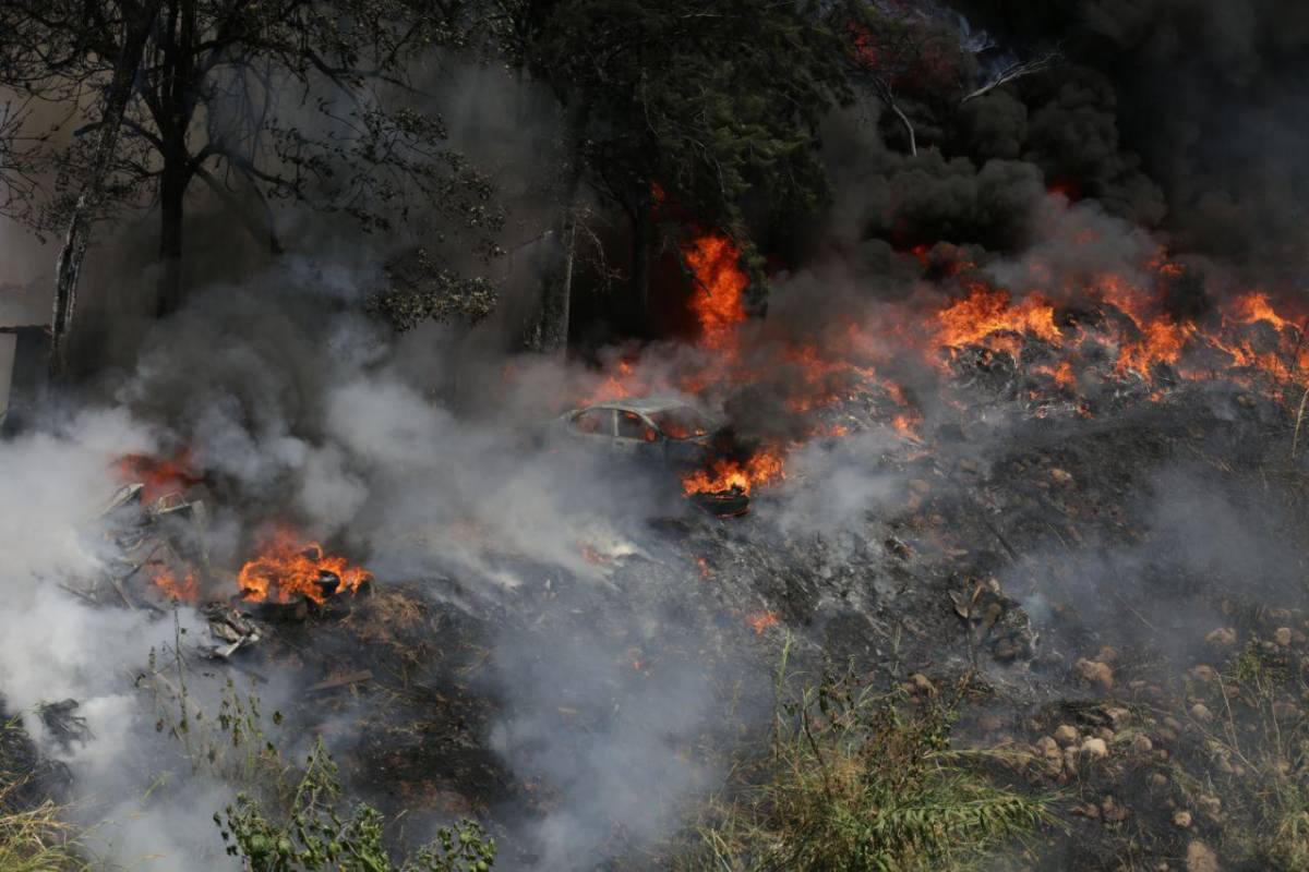 Más de 40 carros decomisados son consumidos por incendio en Tegucigalpa