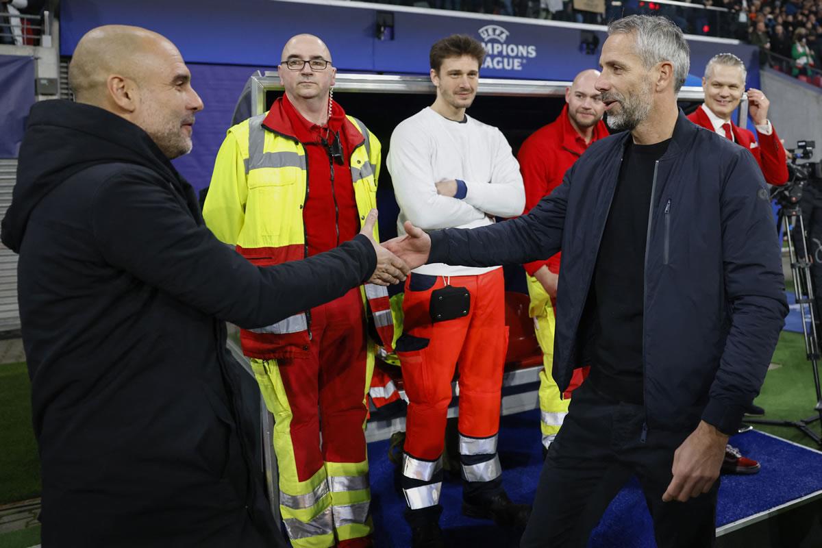 Pep Guardiola y Marco Rose se saludan antes del inicio del partido.