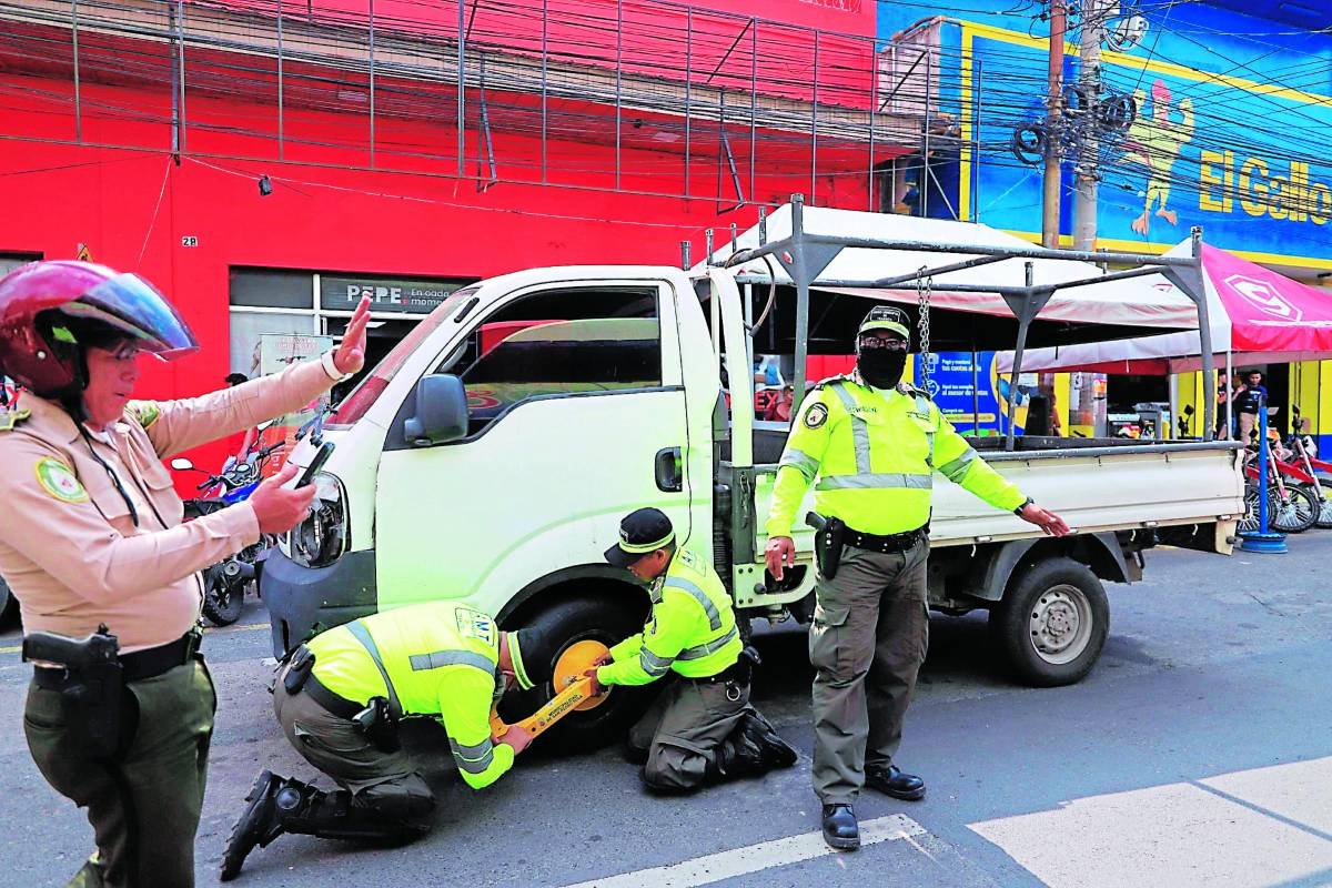 Por estar estacionados en doble fila fueron mayoría de multas en SPS