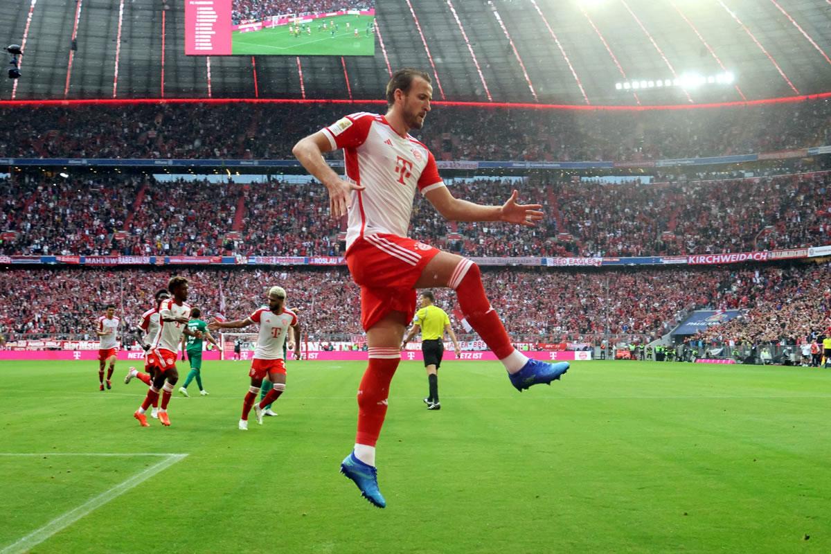 El goleador inglés festejando su primer doblete como bávaro.