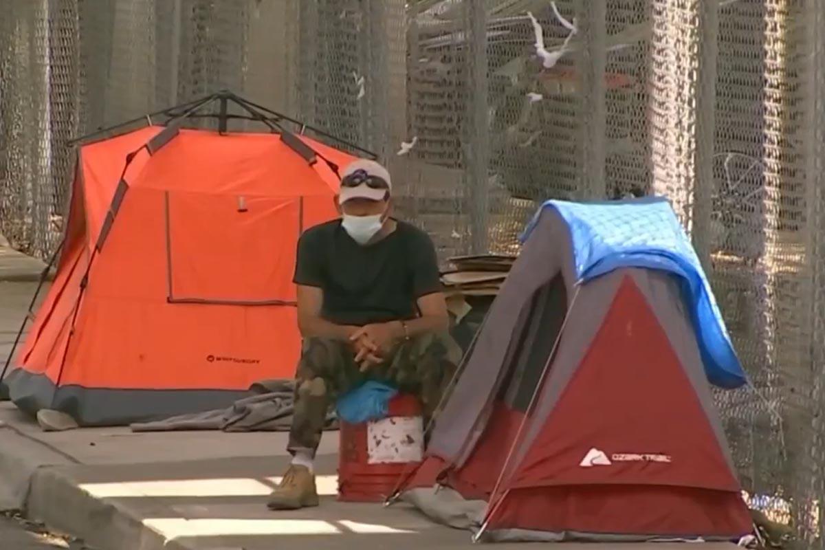 Nueva Ley HB 1365 en Florida prohíbe dormir en lugares públicos