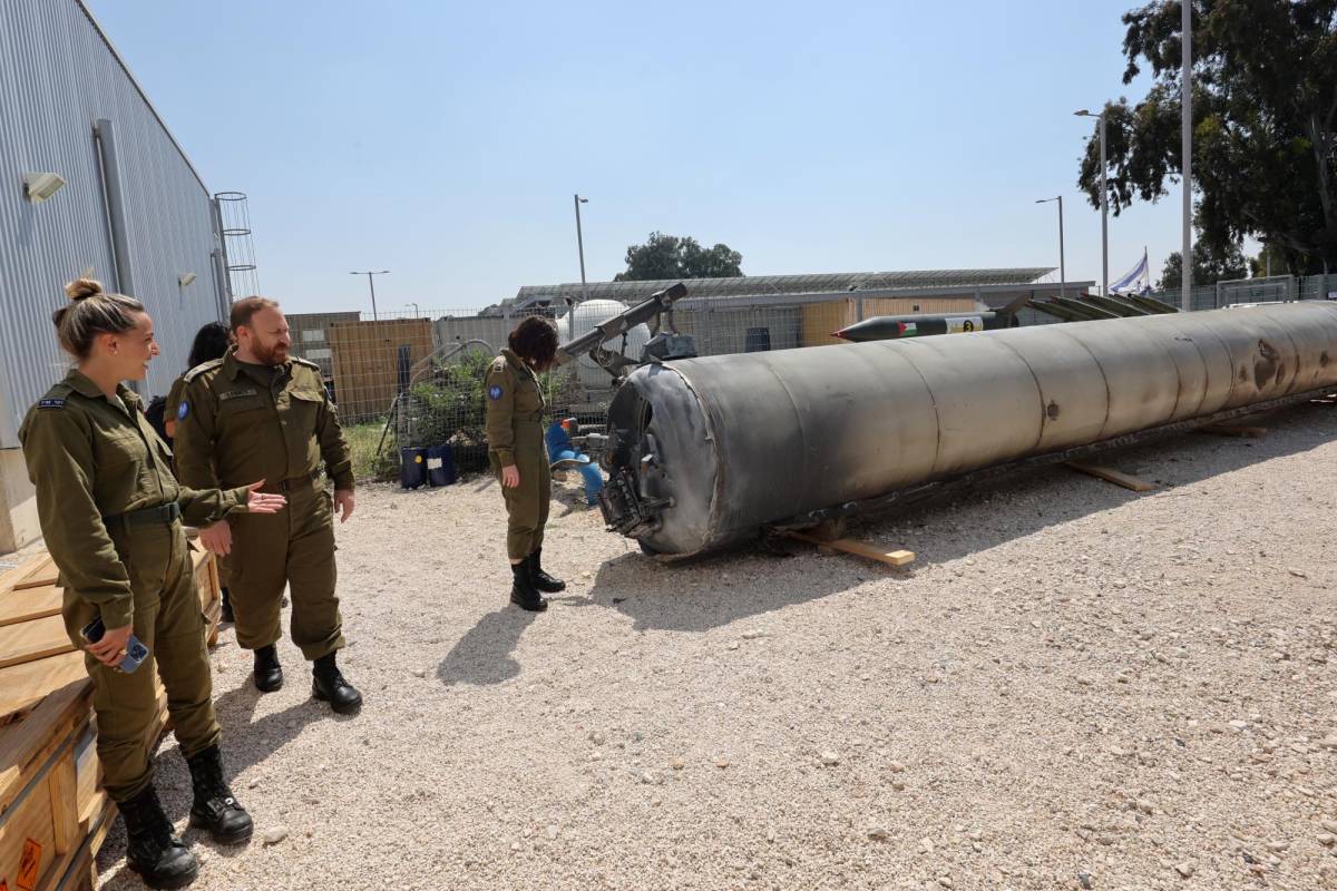 Militares israelíes observan un misil balístico iraní lanzado en el ataque del pasado sábado.