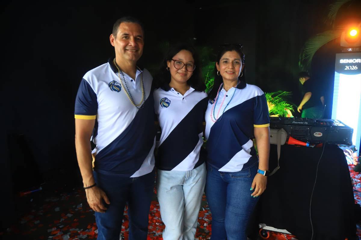 Seniors de la Western International festejan su entrada triunfal