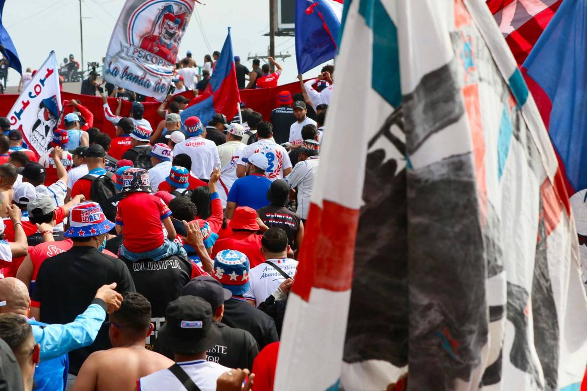 Olimpia-Motagua: Exgoleador aparece como Policía, susto y chica del 911 cautiva