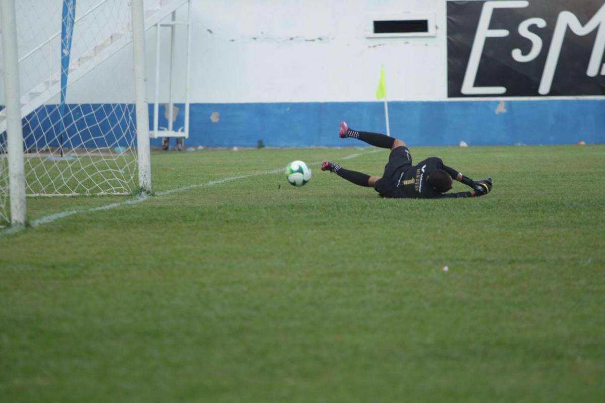 Atajada de Edrick Menjívar en el primer tiempo.