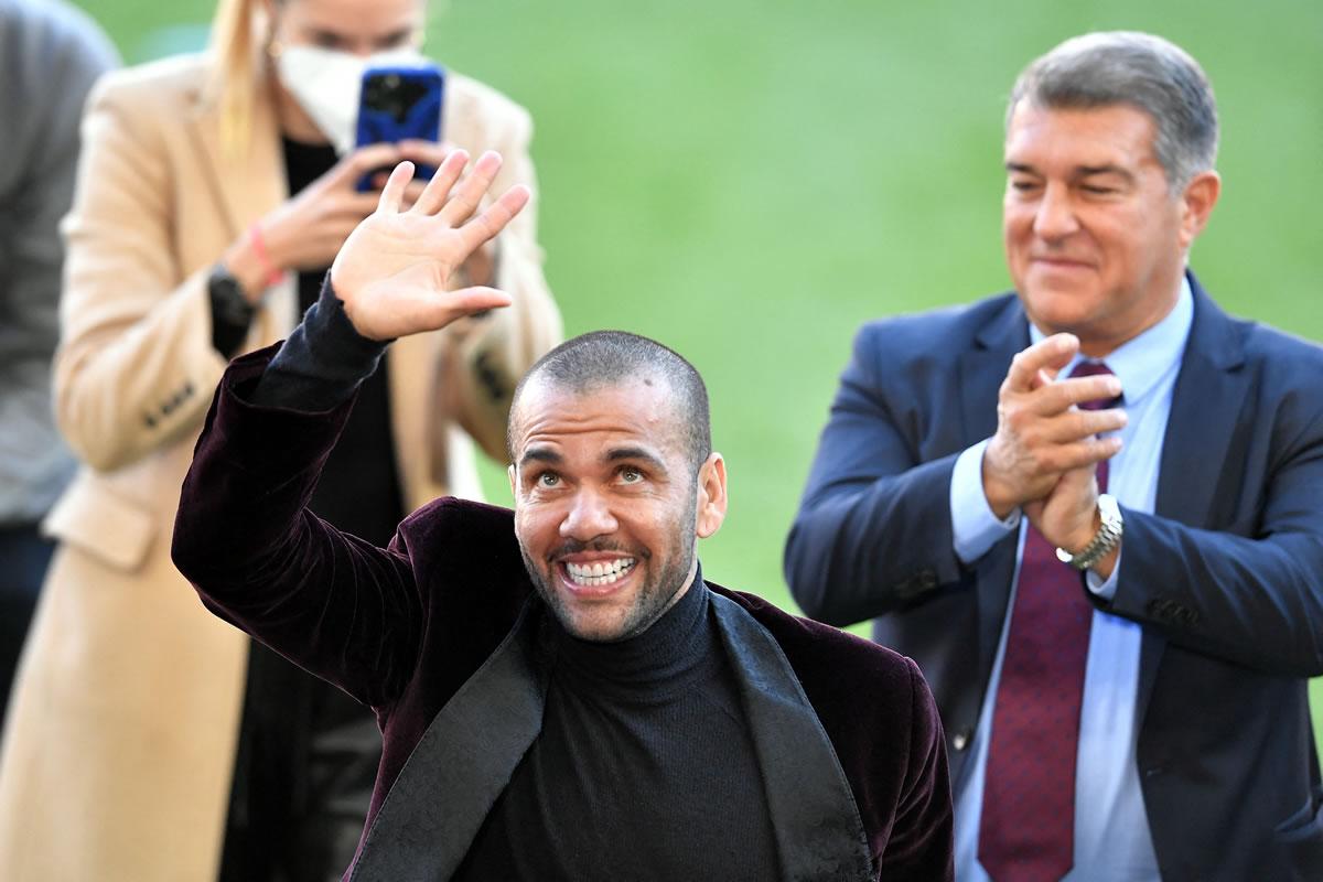 Dani Alves, muy sonriente saludando a los aficionados del Barcelona.