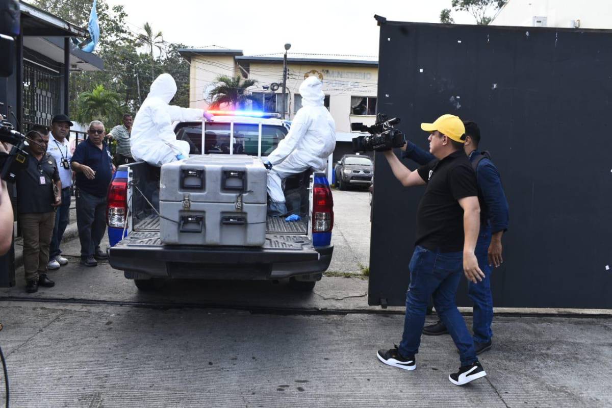 Los cuerpos ingresando a Medicina Forense de San Pedro Sula.