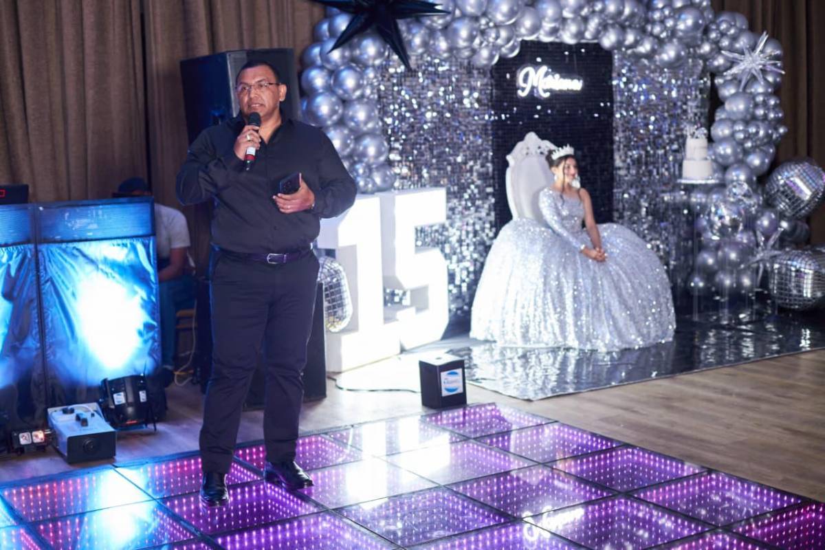 Mariana Lara festeja sus quince años con inolvidable fiesta con temática disco