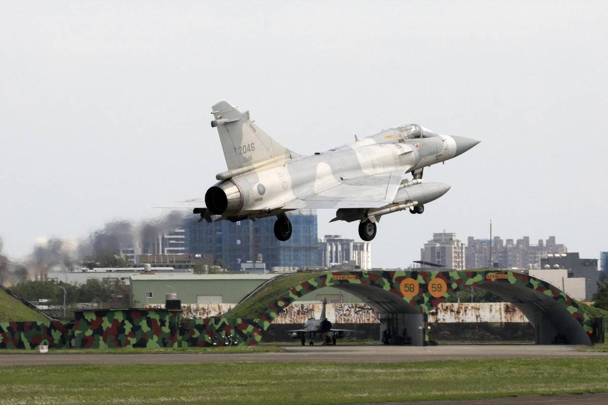 Cazas taiwaneses se mantienen en alerta ante las maniobras de China.