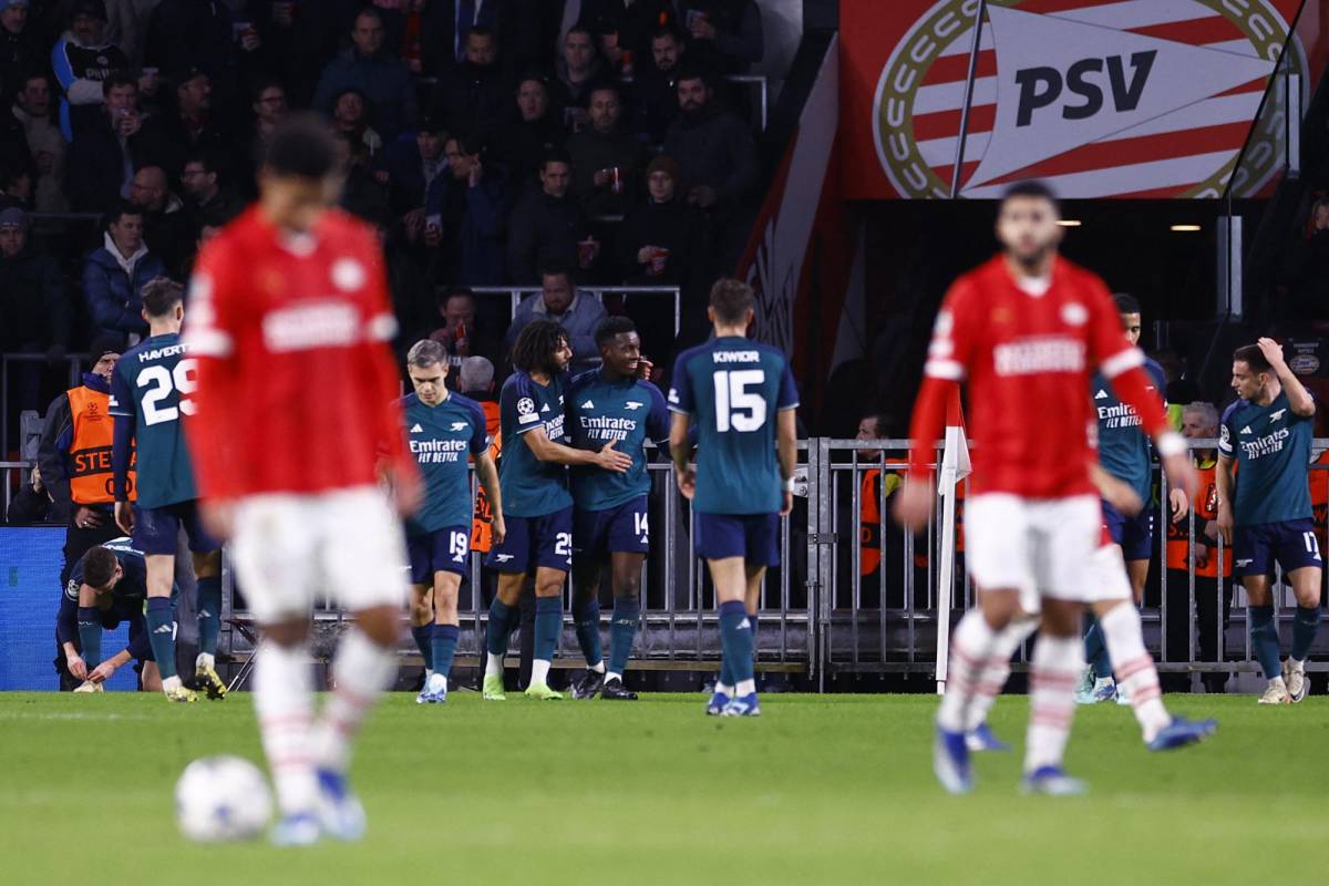 El Arsenal finaliza la fase de grupos con trece puntos, como líder, seguido por el PSV, que ha logrado nueve.