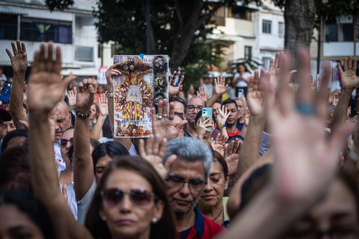 Simpatizantes del candidato presidencial de la principal alianza opositora de Venezuela, Edmundo González Urrutia, asisten a un acto de oración este domingo, en Caracas (Venezuela).