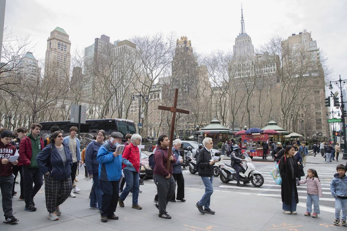 Inmigrantes muestran su fe durante representación del viacrucis