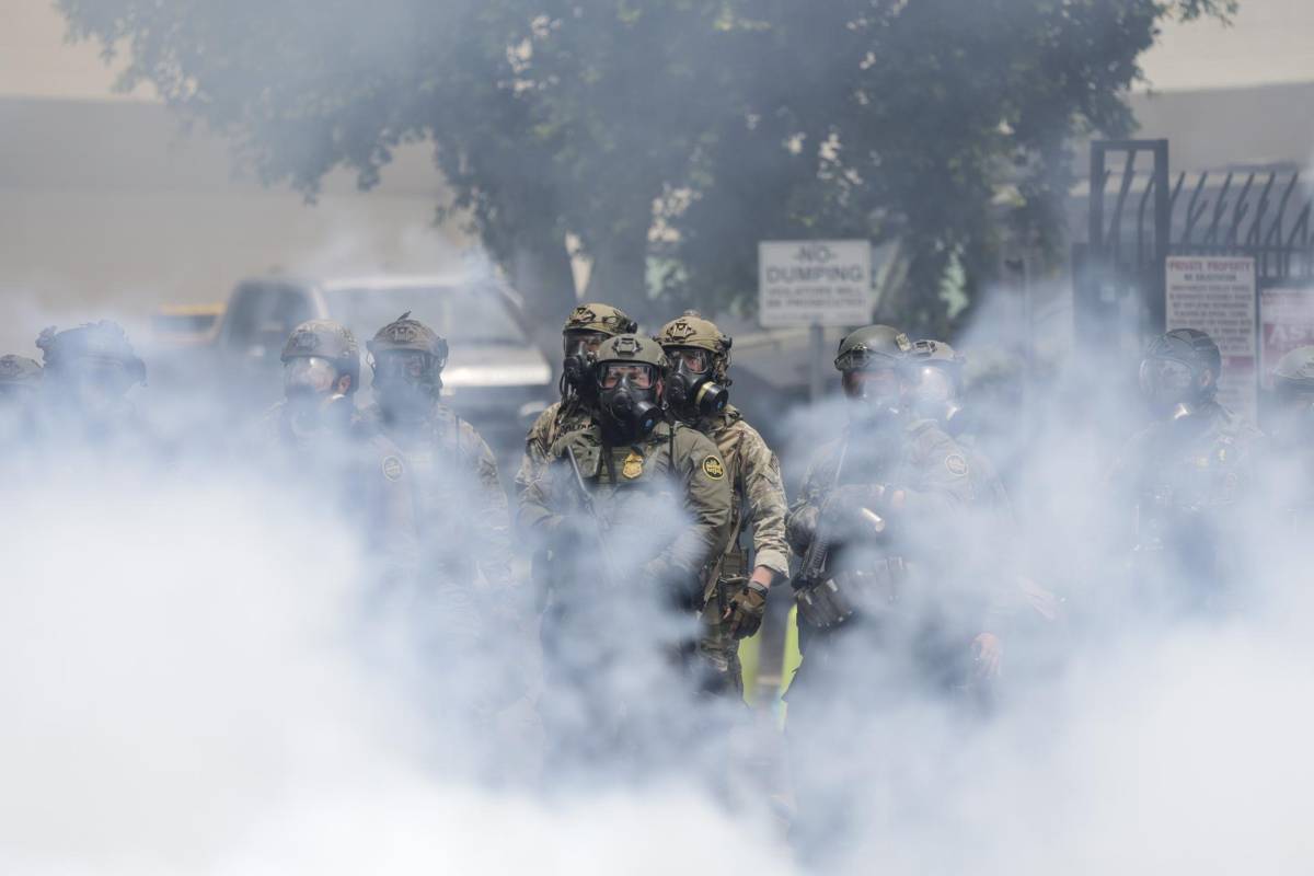 Caos y arrestos masivos tras el toque de queda en Los Ángeles