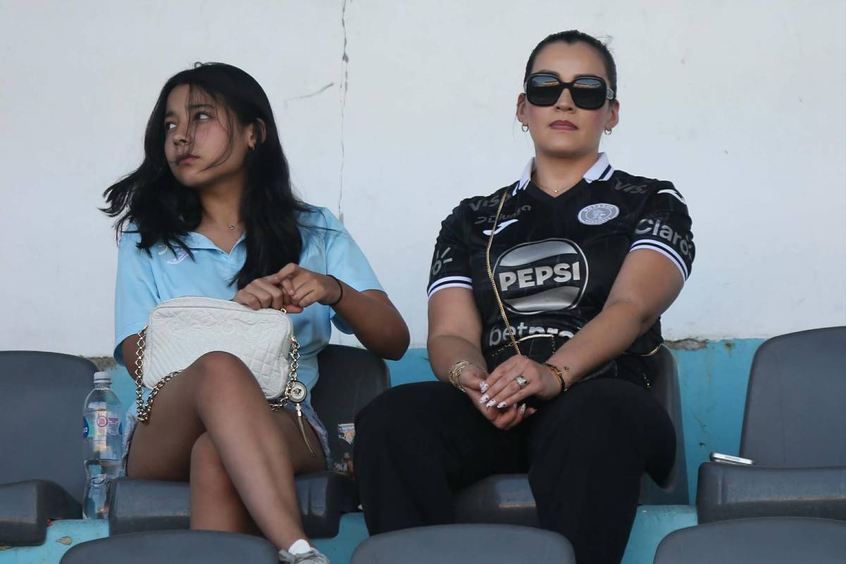 Bellezas, burla a Marathón, lanzan billetes a Henry Figueroa y él reacciona