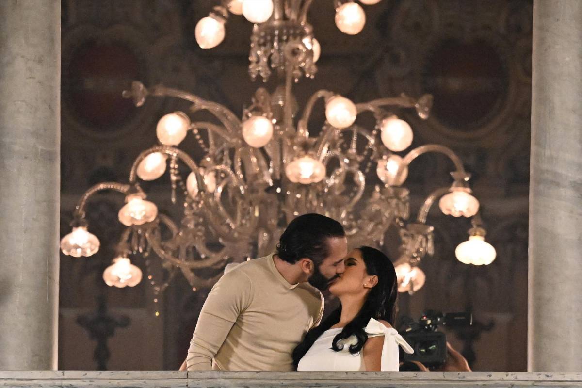 Bukele y la primera dama, Gabriela Rodríguez, celebran el triunfo electoral.