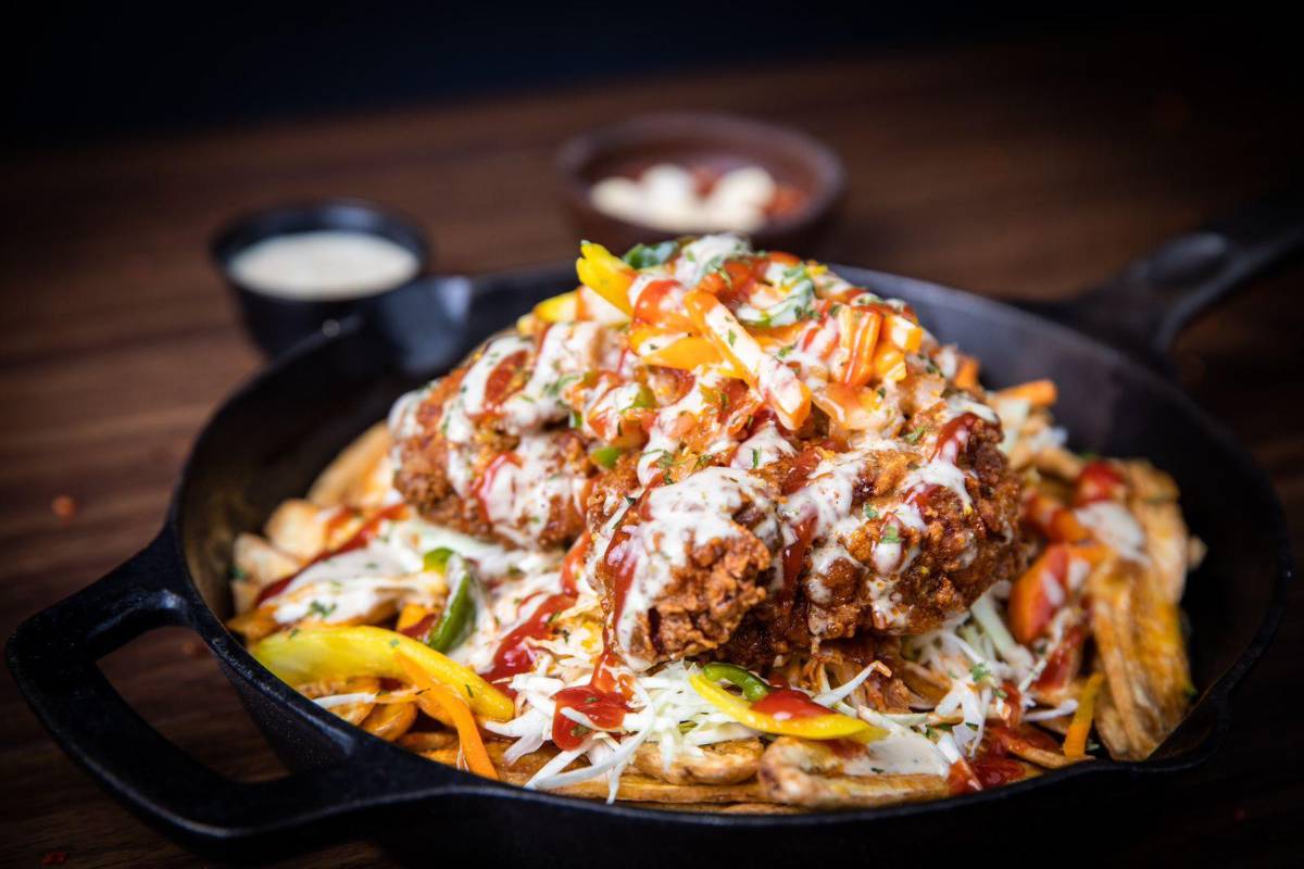 El chef Josué Rosales prepara su propia versión del “Pollo Chuco”.