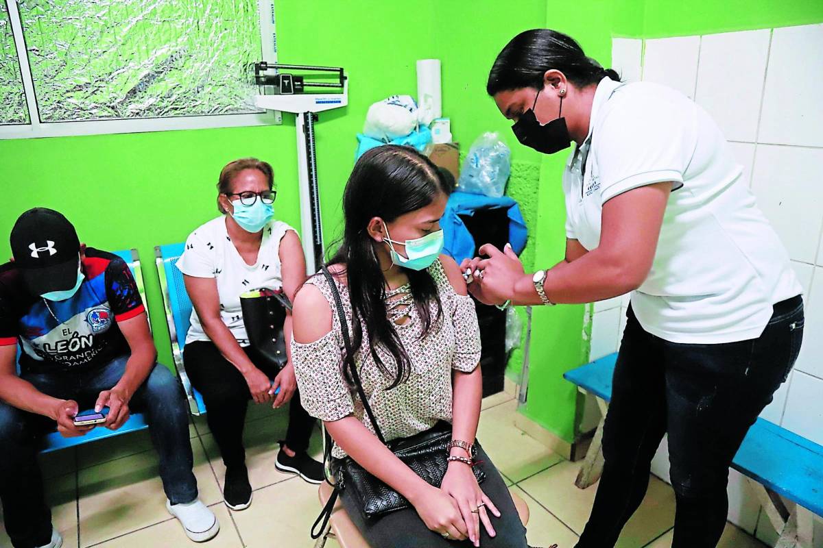 Temen nueva oleada de covid ante lentitud en vacunación