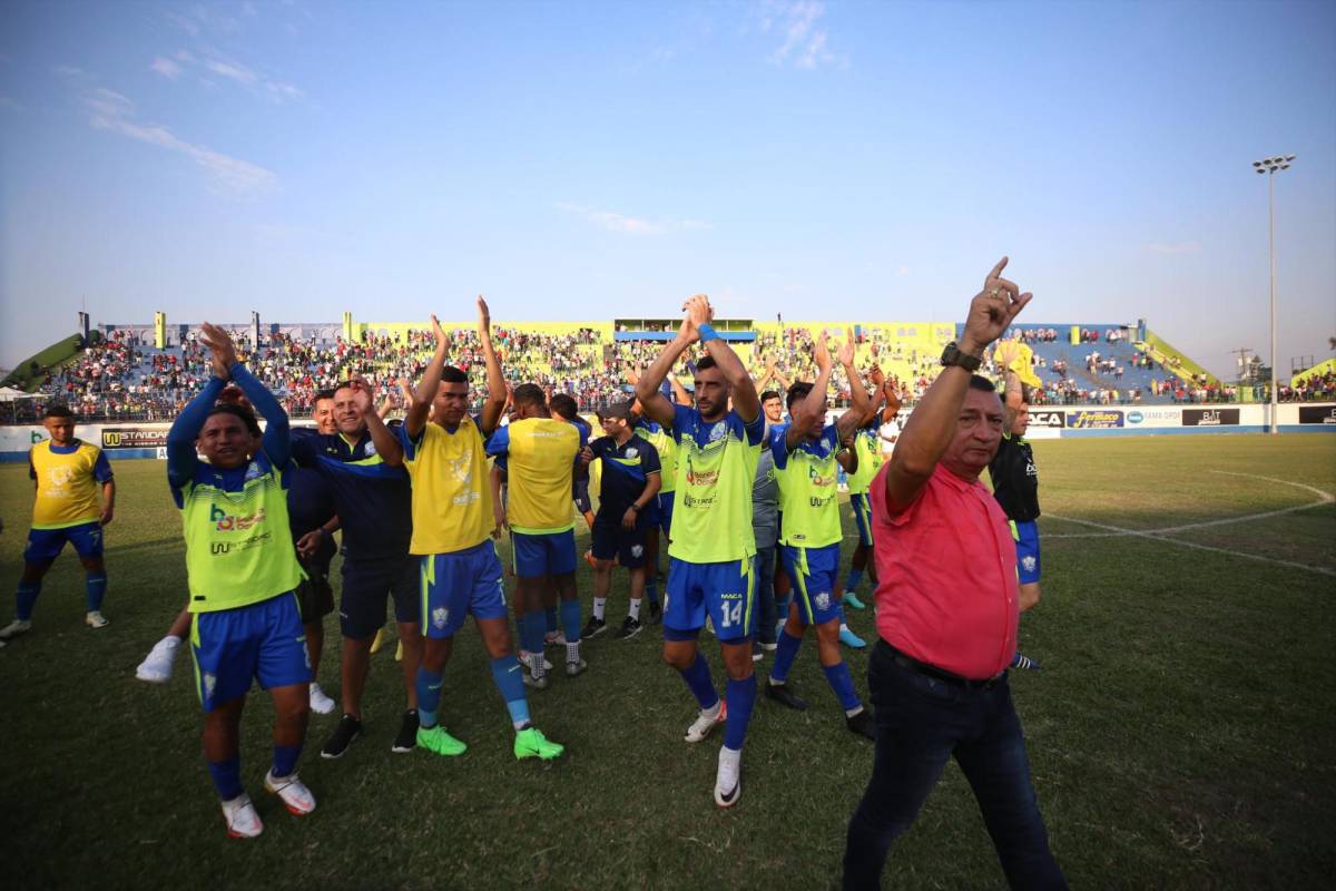 Encabezados por el entrenador José Humberto Rivera, la plantilla del Olancho FC celebró con sus afición el triunfo ante Olimpia.