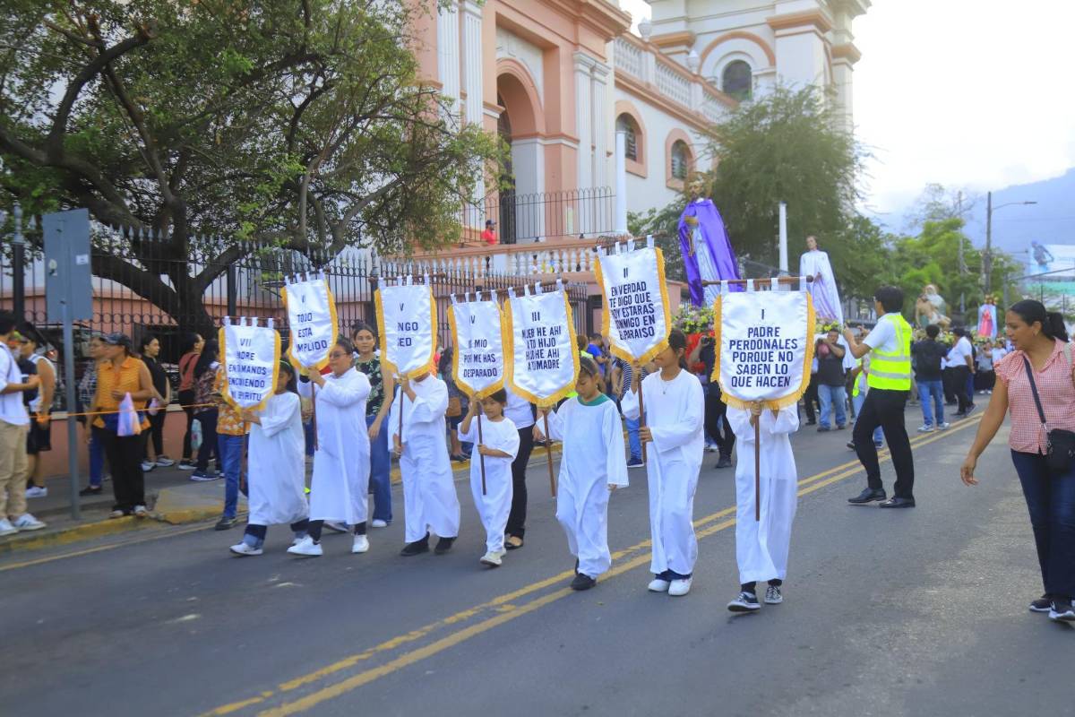 Miles de sampedranos acompañan procesión del Santo Entierro