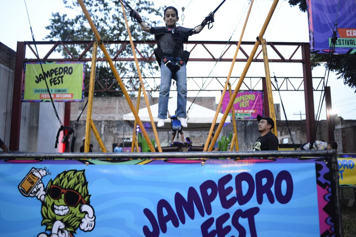 El área de juegos para niños contó con las medidas de seguridad adecuadas para garantizar la diversión de los pequeños.