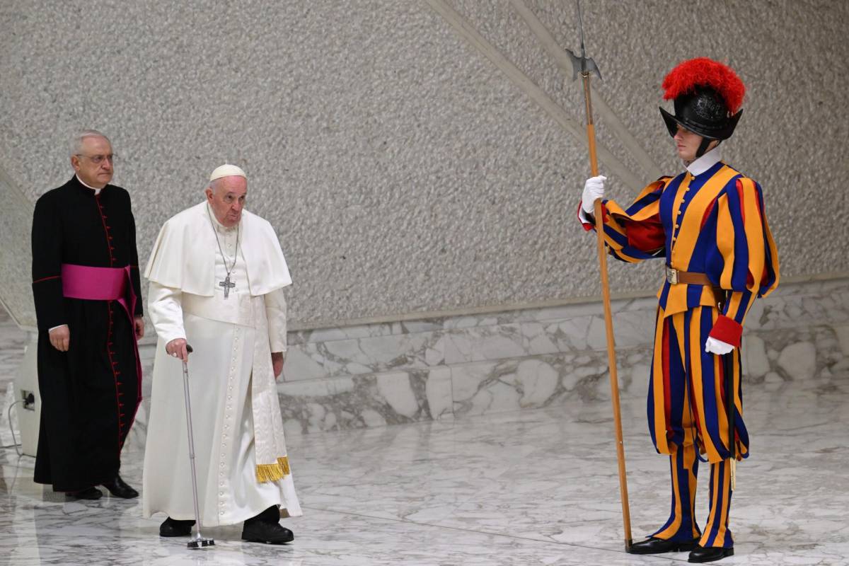 Papa pide eliminar “raíces del odio” que causaron Holocausto